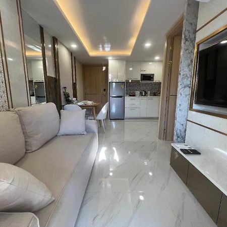 Romantic Beach Apartment芭堤雅水系高档酒店式公寓可做饭 Pantai Jomtien Bagian luar foto