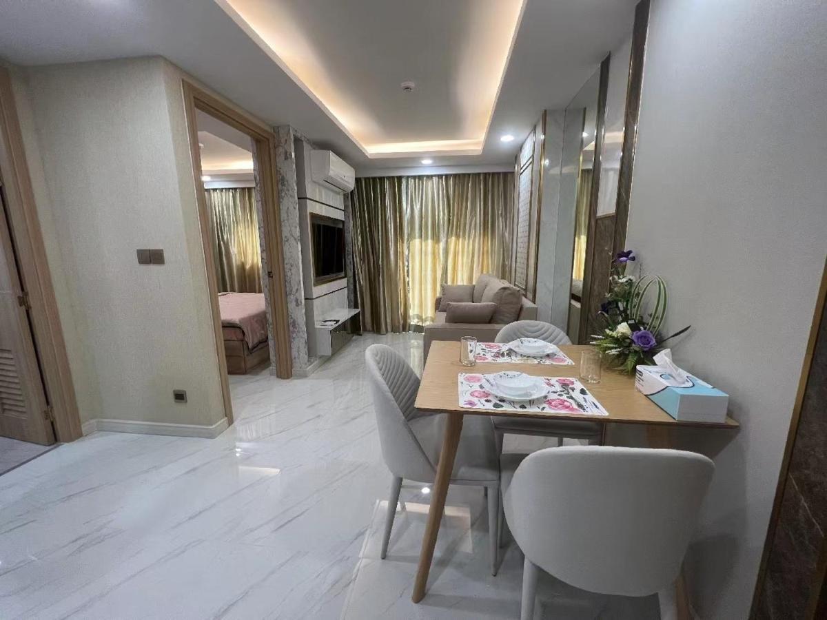 Romantic Beach Apartment芭堤雅水系高档酒店式公寓可做饭 Pantai Jomtien Bagian luar foto